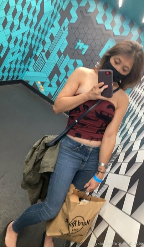 queenbracee exclusive model image