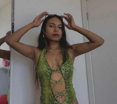 bustypetitemyra model xxx image