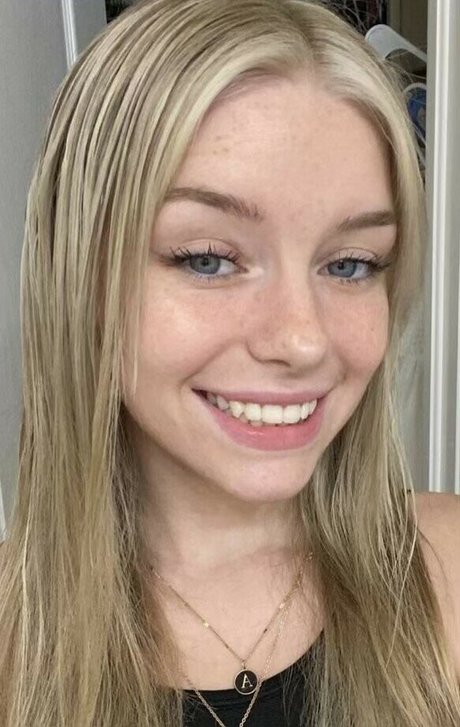 NaomiSkyex model erotic picture