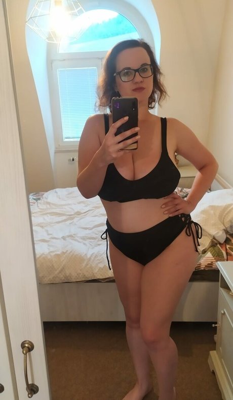 Ivalinity cos model pretty picture