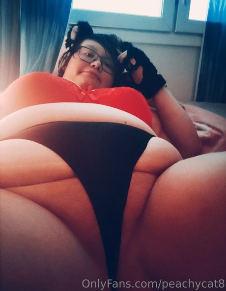 peachycat8 naked pornstar image