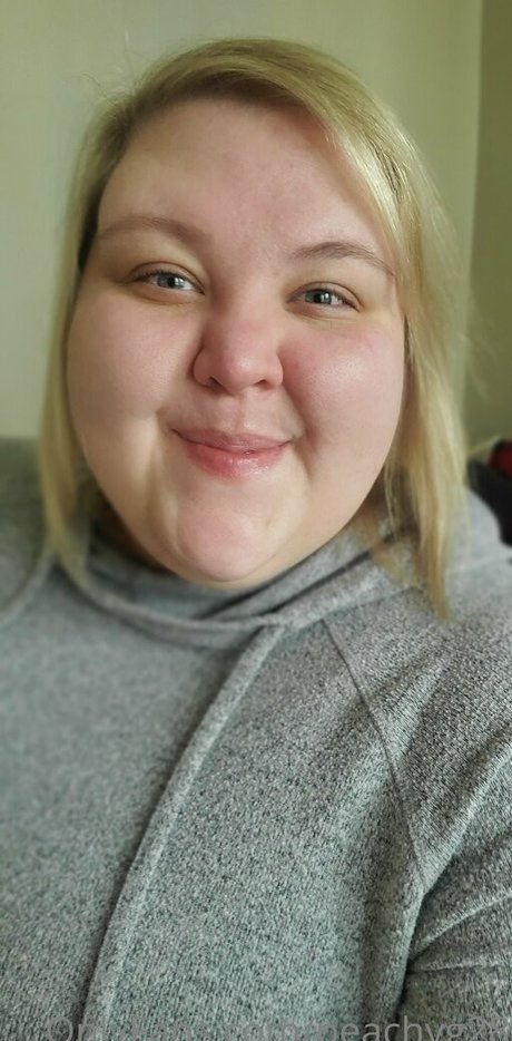 peachyg28 nude actress photo