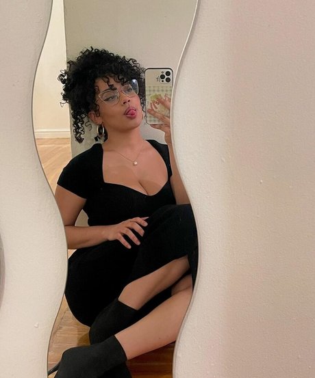 itsqueennovaa nude pornstar archive