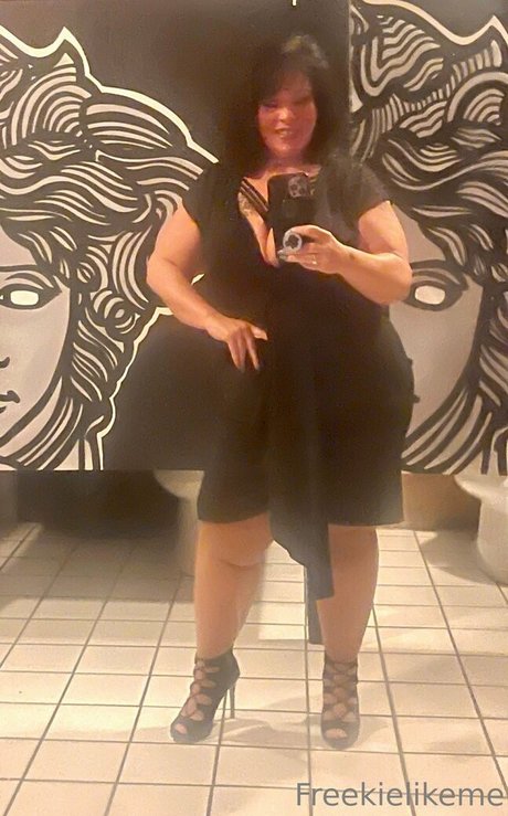 Freekielikeme model naked gallery