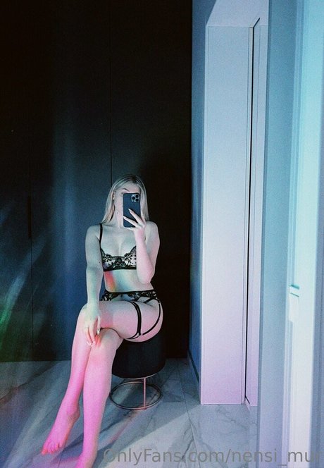Nensi Mur star nude pictures
