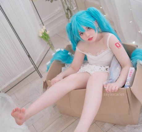 Saya Scarlet sexy model galleries