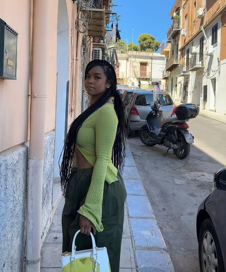 hermusicofficial naked model photo