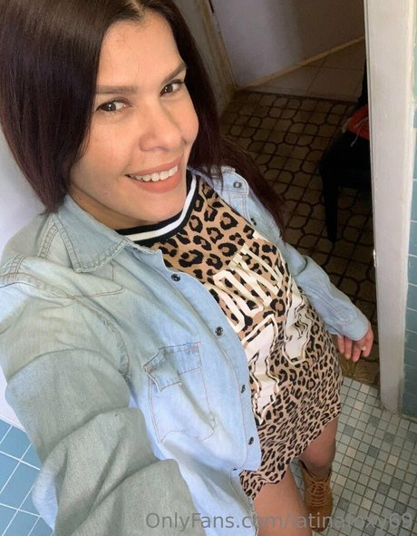 latinafoxy69 erotic model photo