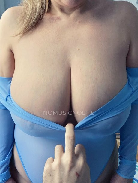 NoMusicNoLife model sexy image