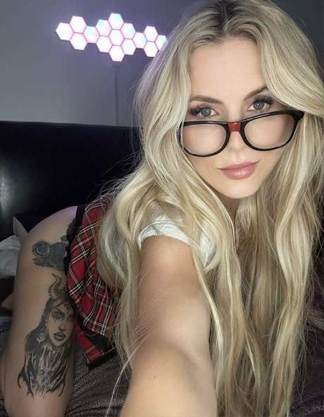 Theleaway art model photos