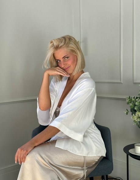 ainabarcons nude star photo