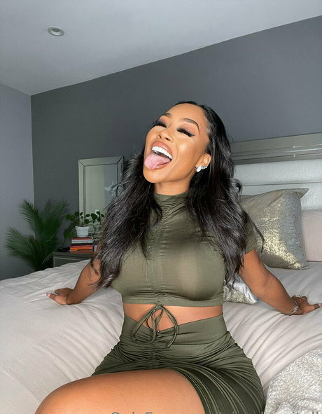 ninadoesitall model pornographic image