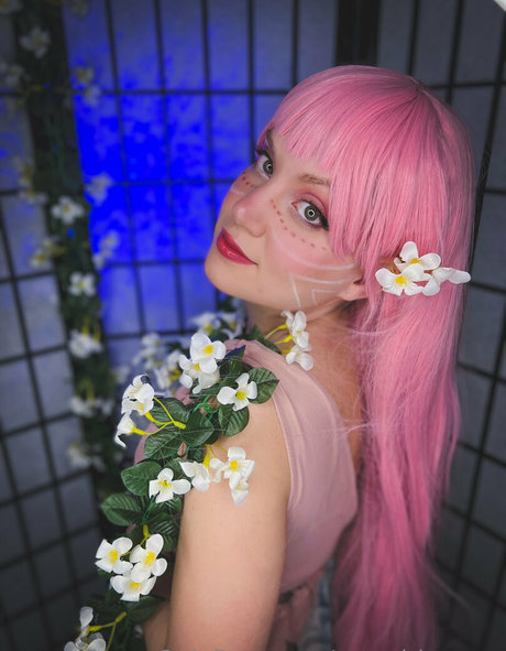 uwugirlaraara erotic pornstar picture