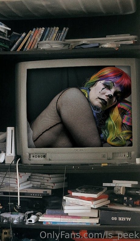 ls peek nude actress pictures