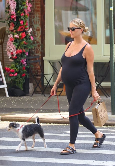 Taylor Neisen star naked image