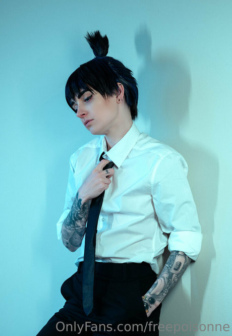 freepoisonne naked model pic