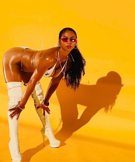 Jahkara Smith art model photos