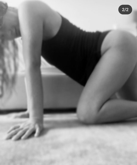 Moon Bloodgood sexy star pic