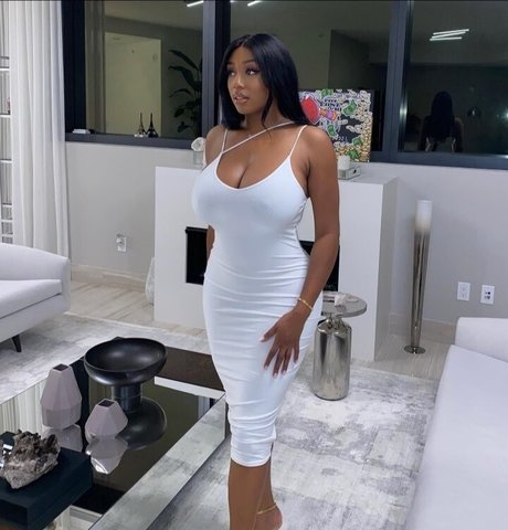 Vivi Panamera sexy model picture