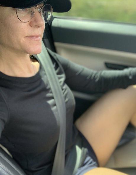 mrsredwood model erotic photo