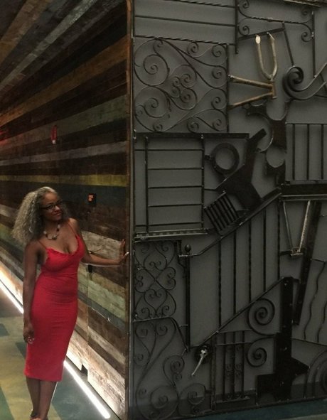 Sinnamon Love pornstar top photo