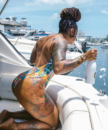 ItsJustRocky nudes model pictures