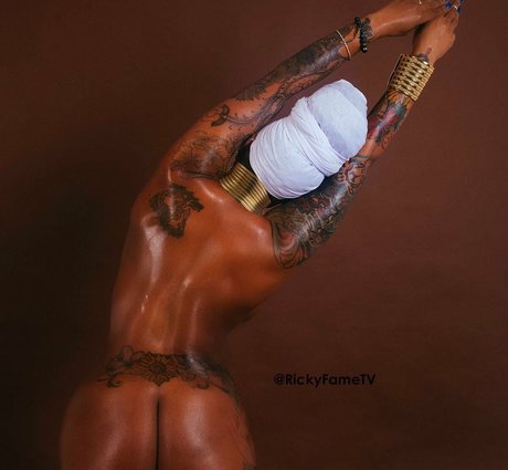 ItsJustRocky beautiful model image