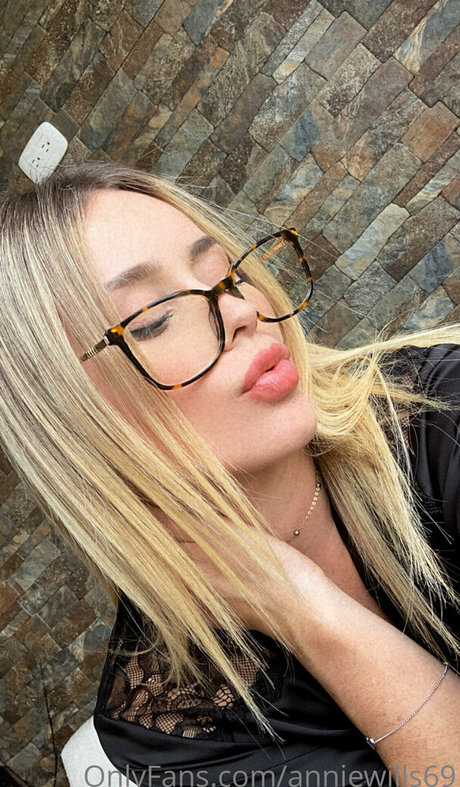 anniewillfree model xxx image