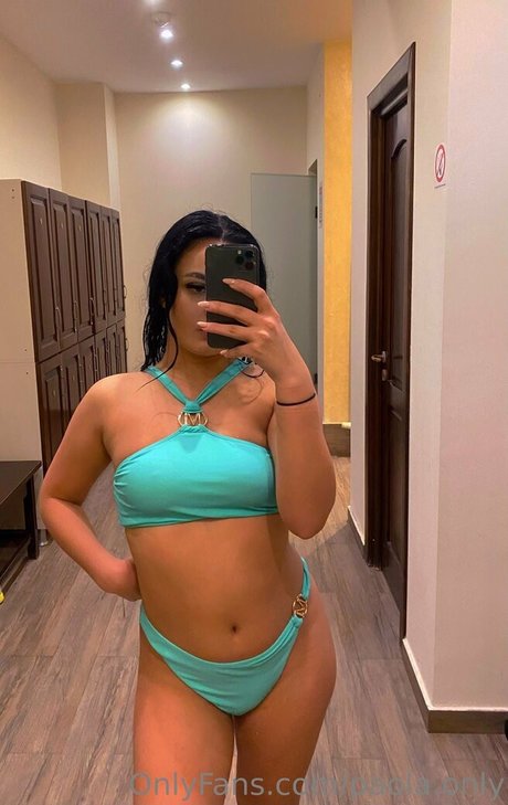 paola only model photos