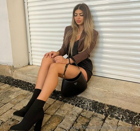 queen amy model naked pics