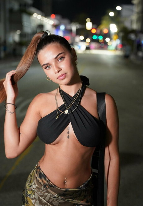 champagneemm model high quality image