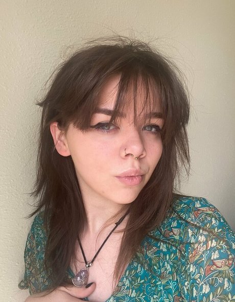 nikkiinatural model nude image