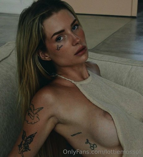 lottiemossof nice model picture