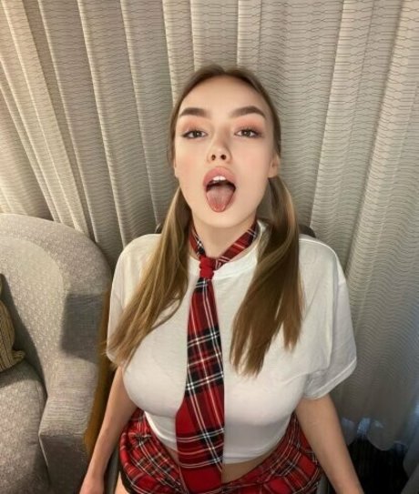 triss kiss hd star pic