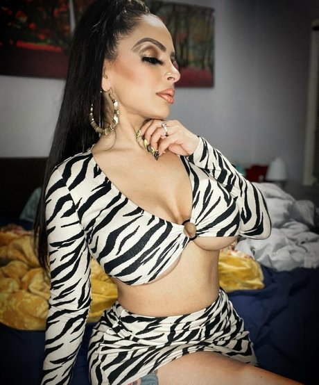 missmeenaofficial top model pics