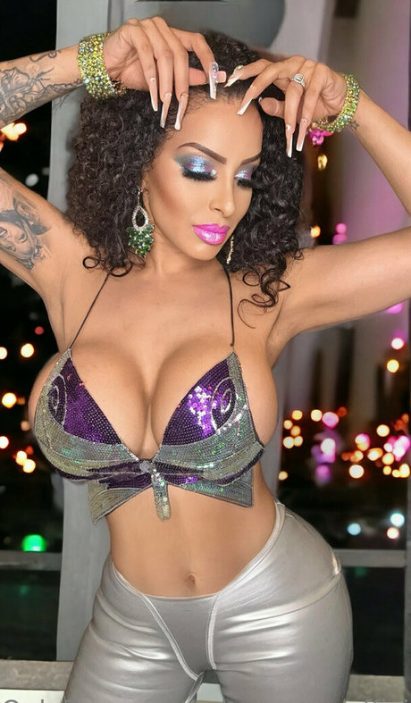 missmeenaofficial nudes star photo