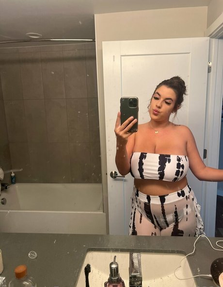 maddielovezyou2333 top model picture