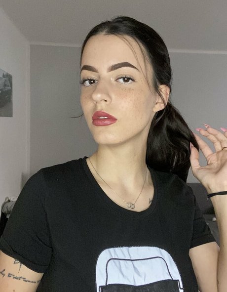 close up onlyfans pretty image