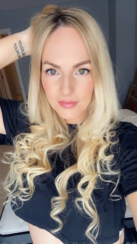 Olivia Anne 1990 model nude image