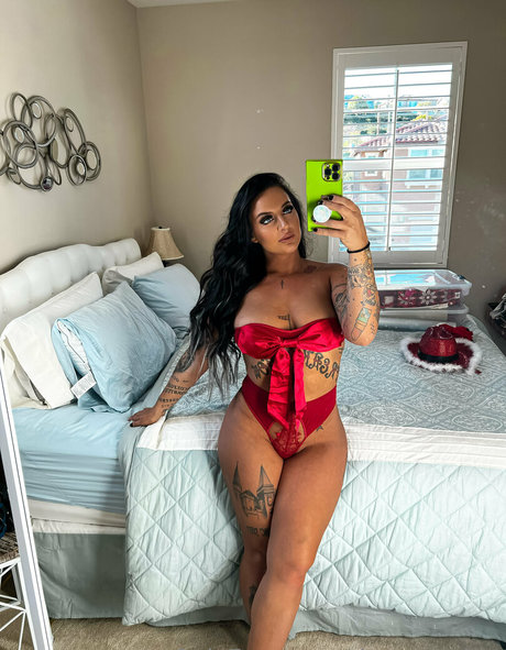 Demoncakes pretty model pic