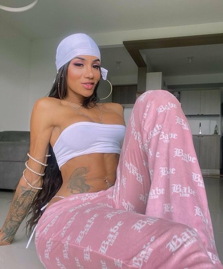 Laura Saenz exclusive star photos