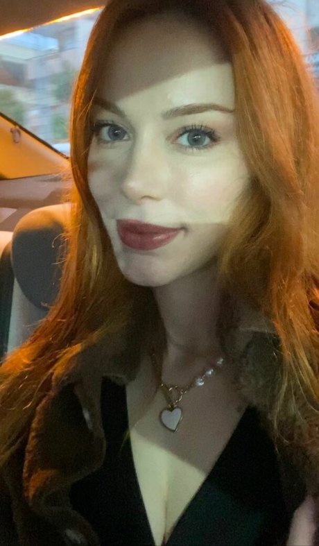 Aysennyuksel nude model pic