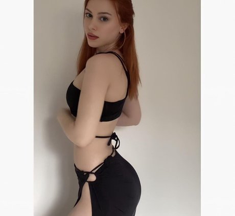 Aysennyuksel naked model photo