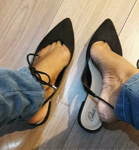 lauraazevedoqueen naked model photo