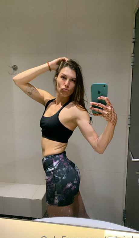 a leigh hot star pic