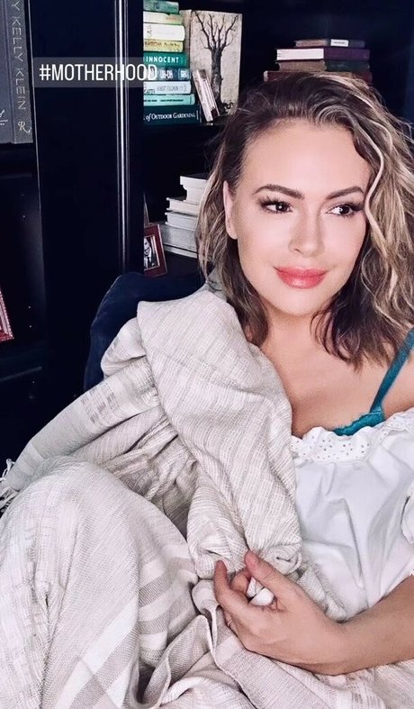 Alyssa Milano perfect star pics