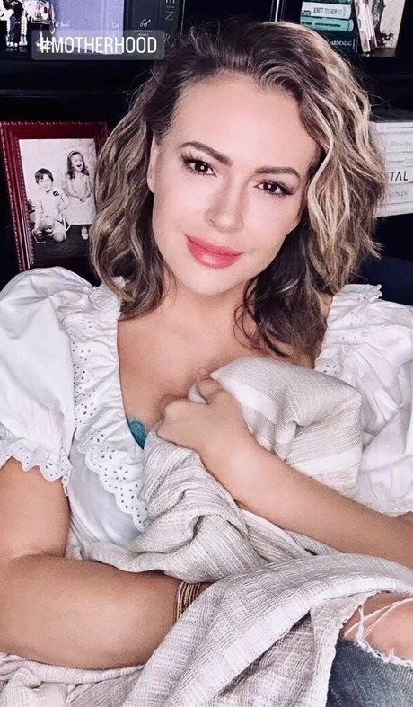 Alyssa Milano sex model img