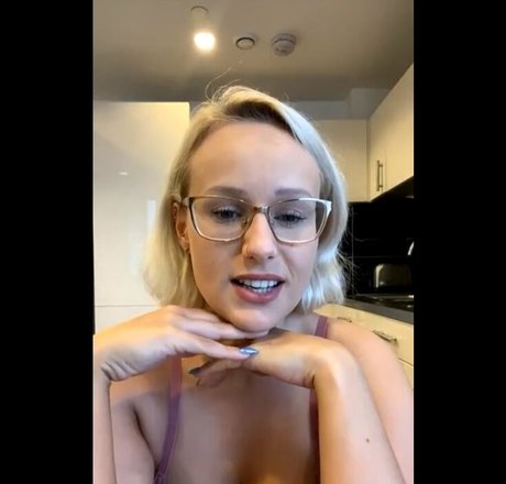 Mommy Roleplay star hot picture