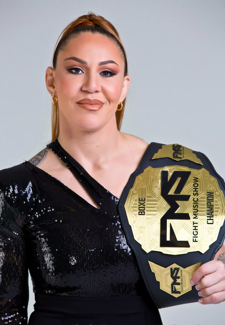 criscyborg pretty model pic