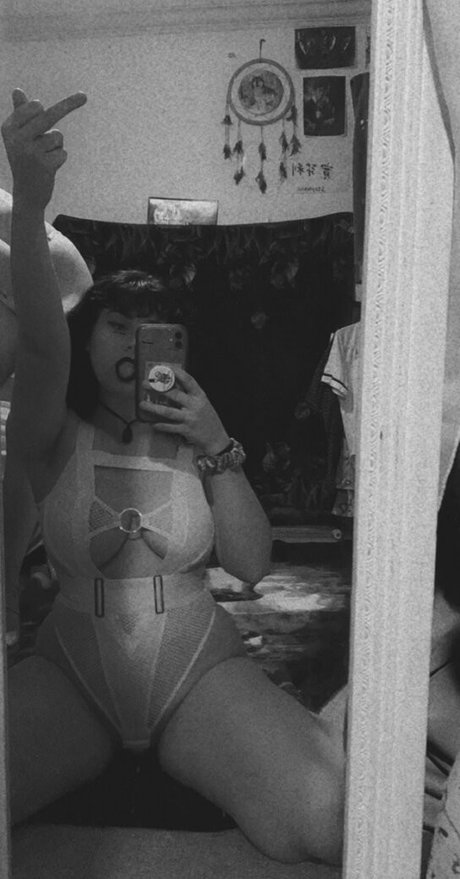 minniealiencos model perfect photo